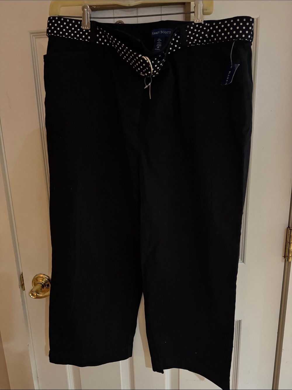 Woman’s Karen Scott Capri black with black and white polkadot belt new size 18